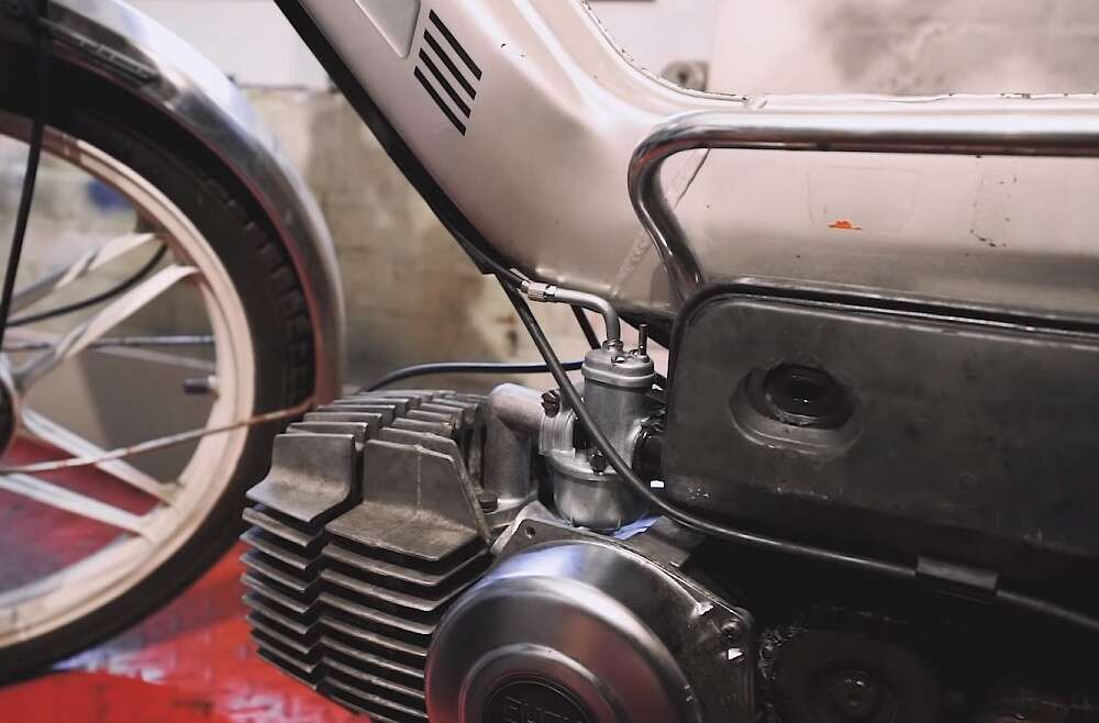 Der Vergaser versorgt den Motor mit dem Luft-Benzin-Gemisch Der Vergaser versorgt den Motor mit dem Luft-Benzin-Gemisch