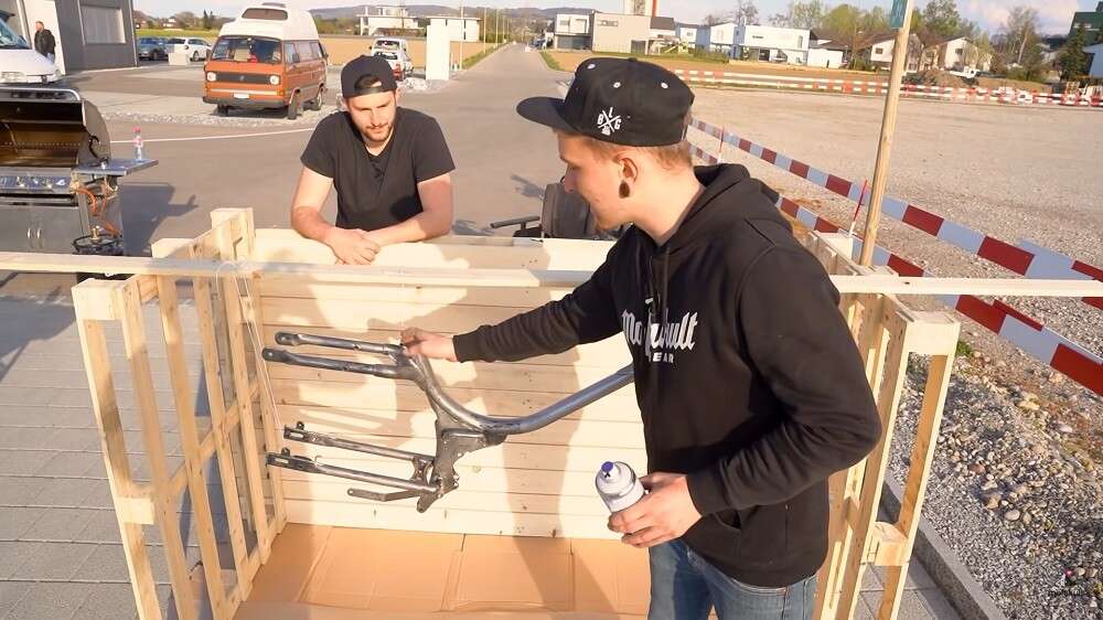 Bei Grundierung und Lackierung sollte stets mit den schwer zugänglichen Bereichen begonnen werden Bei Grundierung und Lackierung sollte stets mit den schwer zugänglichen Bereichen begonnen werden