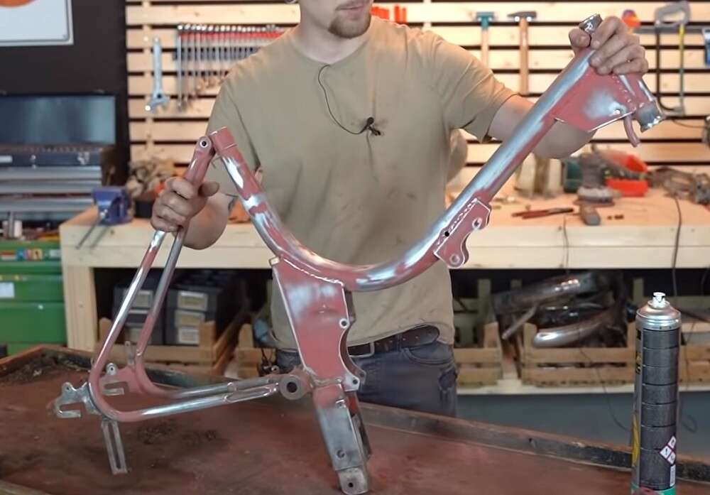 Manchmal verbleiben Lackreste am Werkstück - hier kann ein zweiter Abbeizvorgang helfen Manchmal verbleiben Lackreste am Werkstück - hier kann ein zweiter Abbeizvorgang helfen