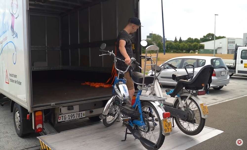 Idealerweise steht das Töffli stets aufrecht - ansonsten können Flüssigkeiten auslaufen Idealerweise steht das Töffli stets aufrecht - ansonsten können Flüssigkeiten auslaufen