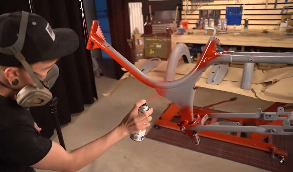 Eine ausreichende Belüftung sowie eine Atemschutzmaske sind Pflicht Eine ausreichende Belüftung sowie eine Atemschutzmaske sind Pflicht