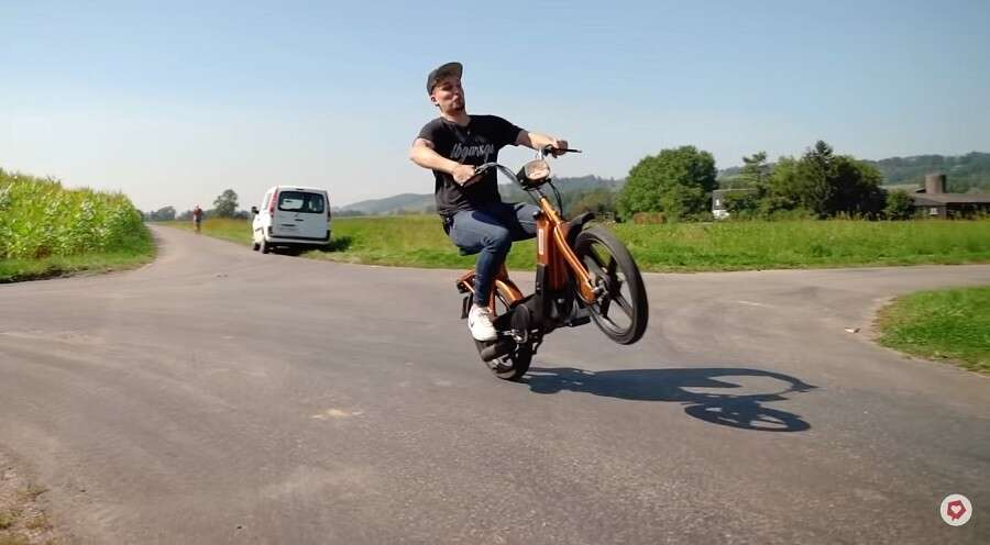 Mofa-Wheelie - Mit diesen Tipps klappt es Mofa-Wheelie - Mit diesen Tipps klappt es