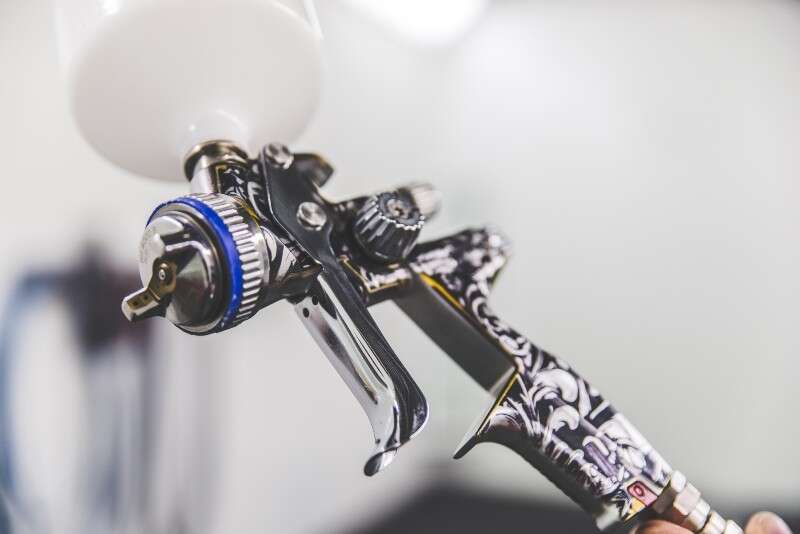 Mit einer Lackierpistole das Mofa selbst lackieren Mit einer Lackierpistole das Mofa selbst lackieren