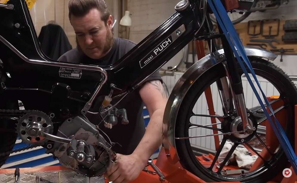 Sind die Gehäuseschrauben gelöst, kann man den Motor entfernen Sind die Gehäuseschrauben gelöst, kann man den Motor entfernen