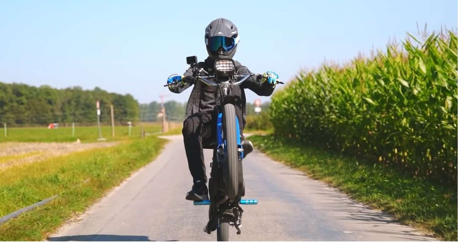 Mit ein paar Tipps und viel Training gelingen auch Kunststücke auf dem Töffli Mit ein paar Tipps und viel Training gelingen auch Kunststücke auf dem Töffli