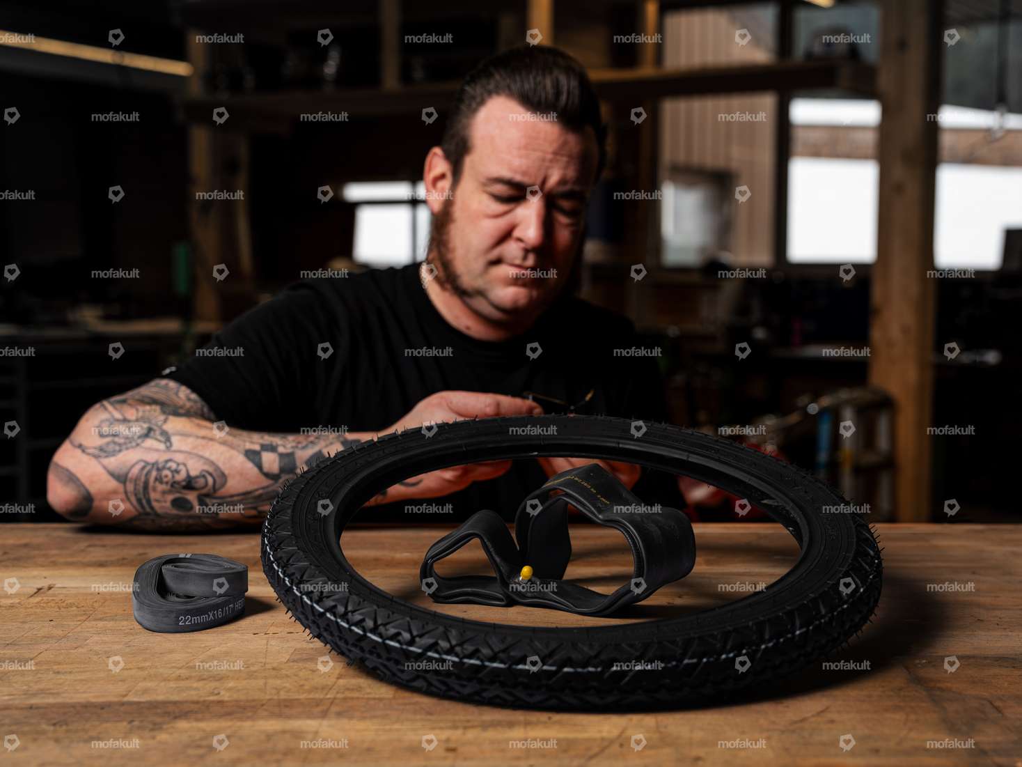 Siggnature Schlauch- und Reifenwechsel 16" Speichenrad Carousel Image 1