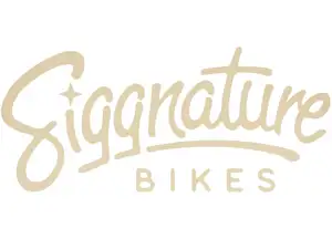 Autocollant Siggnature "Siggnature Bikes" lunette arrière 50 x 23 cm blanc Autocollant Siggnature "Siggnature Bikes" lunette arrière 50 x 23 cm blanc
