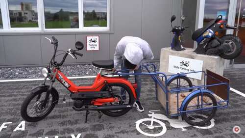 Die Anhängerkupplung am Mofa befestigen Die Anhängerkupplung am Mofa befestigen